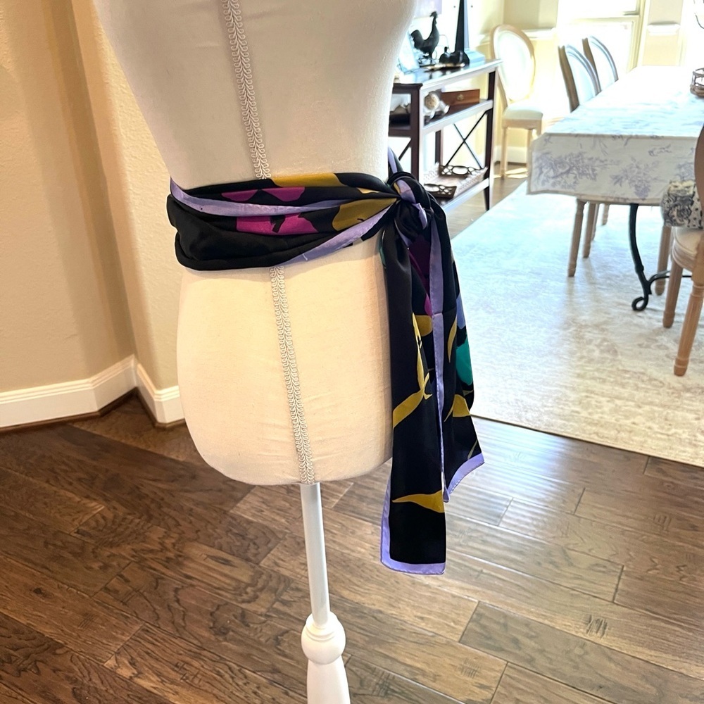 Vivid and Eye Catching Anne Klein Silk Scarf Very Long! Large Graphic Flowers - Picture 3 of 11
